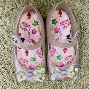Girls closed toe sparkle shoes - 7t